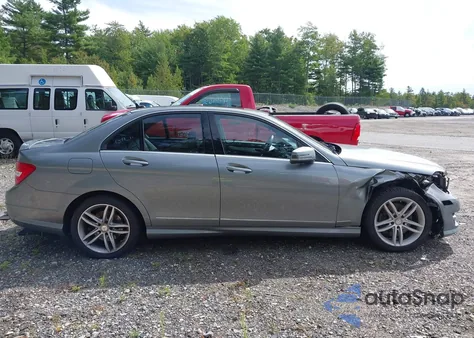 2014 Mercedes-Benz C 300 Sport 4Matic z USA, uszkodzony, nr VIN WDDGF8AB4ER304789